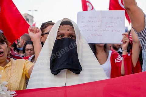 13 août 2013 : à l'appel de l'opposition en sit in au Bardo depuis deux semaines, grande mobilisation pour la fête de la femme au Bardo. Plus de 25000 manifestants venus soutenir l'opposition pour appeler au départ du gouvernement de Ennahdha. A cette occasion le nouveau Front de Salut Nationale annonce une campagne "dégage" à partir de demain contre tous les nommés par Ennahda. Et le 24 août "c'est mobilisation générale pour le début de la semaine du départ".