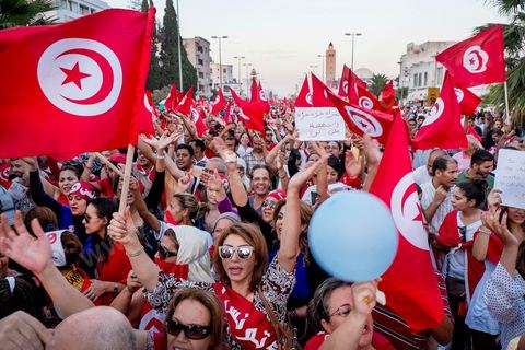 13 août 2013 : à l'appel de l'opposition en sit in au Bardo depuis deux semaines, grande mobilisation pour la fête de la femme au Bardo. Plus de 25000 manifestants venus soutenir l'opposition pour appeler au départ du gouvernement de Ennahdha. A cette occasion le nouveau Front de Salut Nationale annonce une campagne "dégage" à partir de demain contre tous les nommés par Ennahda. Et le 24 août "c'est mobilisation générale pour le début de la semaine du départ".