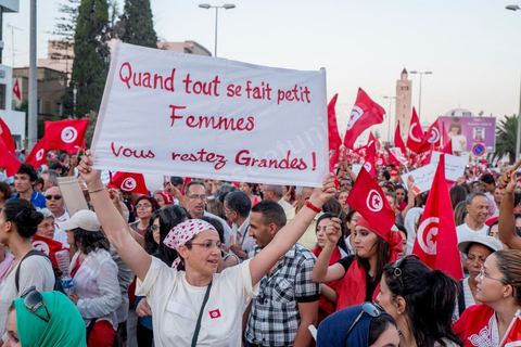 13 août 2013 : à l'appel de l'opposition en sit in au Bardo depuis deux semaines, grande mobilisation pour la fête de la femme au Bardo. Plus de 25000 manifestants venus soutenir l'opposition pour appeler au départ du gouvernement de Ennahdha. A cette occasion le nouveau Front de Salut Nationale annonce une campagne "dégage" à partir de demain contre tous les nommés par Ennahda. Et le 24 août "c'est mobilisation générale pour le début de la semaine du départ".