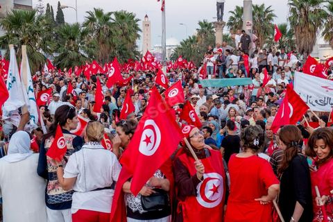 13 août 2013 : à l'appel de l'opposition en sit in au Bardo depuis deux semaines, grande mobilisation pour la fête de la femme au Bardo. Plus de 25000 manifestants venus soutenir l'opposition pour appeler au départ du gouvernement de Ennahdha. A cette occasion le nouveau Front de Salut Nationale annonce une campagne "dégage" à partir de demain contre tous les nommés par Ennahda. Et le 24 août "c'est mobilisation générale pour le début de la semaine du départ".