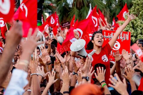 13 août 2013 : à l'appel de l'opposition en sit in au Bardo depuis deux semaines, grande mobilisation pour la fête de la femme au Bardo. Plus de 25000 manifestants venus soutenir l'opposition pour appeler au départ du gouvernement de Ennahdha. A cette occasion le nouveau Front de Salut Nationale annonce une campagne "dégage" à partir de demain contre tous les nommés par Ennahda. Et le 24 août "c'est mobilisation générale pour le début de la semaine du départ".