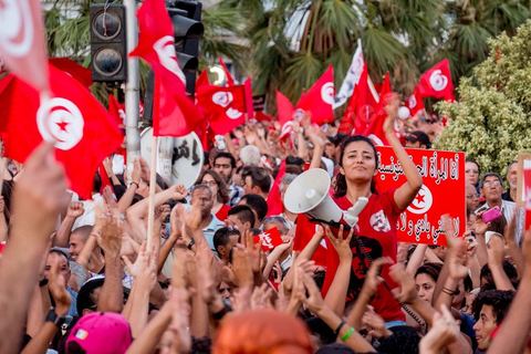13 août 2013 : à l'appel de l'opposition en sit in au Bardo depuis deux semaines, grande mobilisation pour la fête de la femme au Bardo. Plus de 25000 manifestants venus soutenir l'opposition pour appeler au départ du gouvernement de Ennahdha. A cette occasion le nouveau Front de Salut Nationale annonce une campagne "dégage" à partir de demain contre tous les nommés par Ennahda. Et le 24 août "c'est mobilisation générale pour le début de la semaine du départ".