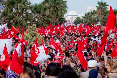 13 août 2013 : à l'appel de l'opposition en sit in au Bardo depuis deux semaines, grande mobilisation pour la fête de la femme au Bardo. Plus de 25000 manifestants venus soutenir l'opposition pour appeler au départ du gouvernement de Ennahdha. A cette occasion le nouveau Front de Salut Nationale annonce une campagne "dégage" à partir de demain contre tous les nommés par Ennahda. Et le 24 août "c'est mobilisation générale pour le début de la semaine du départ".
