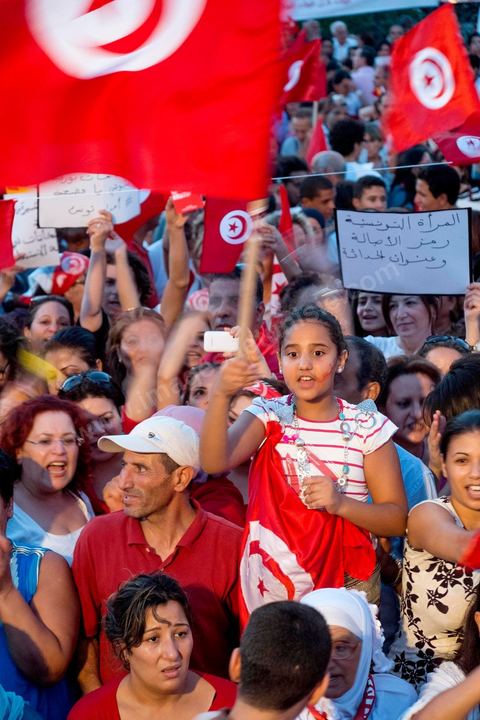 13 août 2013 : à l'appel de l'opposition en sit in au Bardo depuis deux semaines, grande mobilisation pour la fête de la femme au Bardo. Plus de 25000 manifestants venus soutenir l'opposition pour appeler au départ du gouvernement de Ennahdha. A cette occasion le nouveau Front de Salut Nationale annonce une campagne "dégage" à partir de demain contre tous les nommés par Ennahda. Et le 24 août "c'est mobilisation générale pour le début de la semaine du départ".