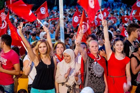 13 août 2013 : à l'appel de l'opposition en sit in au Bardo depuis deux semaines, grande mobilisation pour la fête de la femme au Bardo. Plus de 25000 manifestants venus soutenir l'opposition pour appeler au départ du gouvernement de Ennahdha. A cette occasion le nouveau Front de Salut Nationale annonce une campagne "dégage" à partir de demain contre tous les nommés par Ennahda. Et le 24 août "c'est mobilisation générale pour le début de la semaine du départ".
