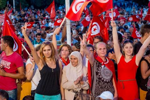 13 août 2013 : à l'appel de l'opposition en sit in au Bardo depuis deux semaines, grande mobilisation pour la fête de la femme au Bardo. Plus de 25000 manifestants venus soutenir l'opposition pour appeler au départ du gouvernement de Ennahdha. A cette occasion le nouveau Front de Salut Nationale annonce une campagne "dégage" à partir de demain contre tous les nommés par Ennahda. Et le 24 août "c'est mobilisation générale pour le début de la semaine du départ".