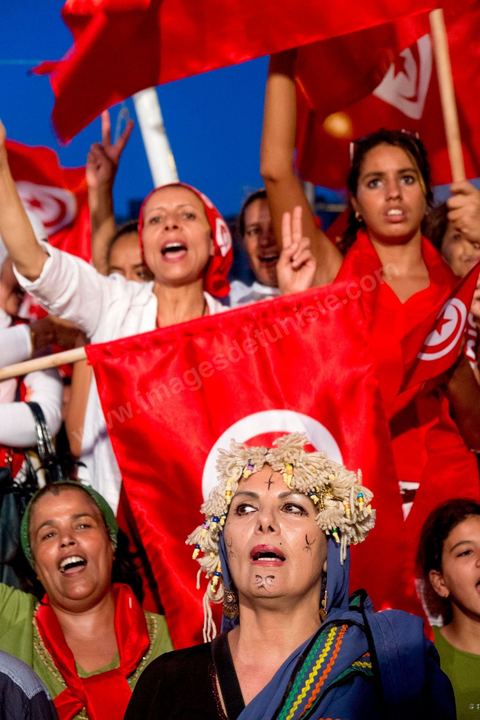13 août 2013 : à l'appel de l'opposition en sit in au Bardo depuis deux semaines, grande mobilisation pour la fête de la femme au Bardo. Plus de 25000 manifestants venus soutenir l'opposition pour appeler au départ du gouvernement de Ennahdha. A cette occasion le nouveau Front de Salut Nationale annonce une campagne "dégage" à partir de demain contre tous les nommés par Ennahda. Et le 24 août "c'est mobilisation générale pour le début de la semaine du départ".