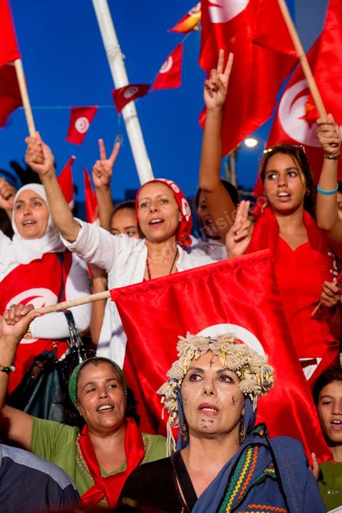 13 août 2013 : à l'appel de l'opposition en sit in au Bardo depuis deux semaines, grande mobilisation pour la fête de la femme au Bardo. Plus de 25000 manifestants venus soutenir l'opposition pour appeler au départ du gouvernement de Ennahdha. A cette occasion le nouveau Front de Salut Nationale annonce une campagne "dégage" à partir de demain contre tous les nommés par Ennahda. Et le 24 août "c'est mobilisation générale pour le début de la semaine du départ".