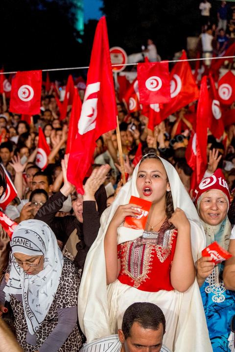 13 août 2013 : à l'appel de l'opposition en sit in au Bardo depuis deux semaines, grande mobilisation pour la fête de la femme au Bardo. Plus de 25000 manifestants venus soutenir l'opposition pour appeler au départ du gouvernement de Ennahdha. A cette occasion le nouveau Front de Salut Nationale annonce une campagne "dégage" à partir de demain contre tous les nommés par Ennahda. Et le 24 août "c'est mobilisation générale pour le début de la semaine du départ".