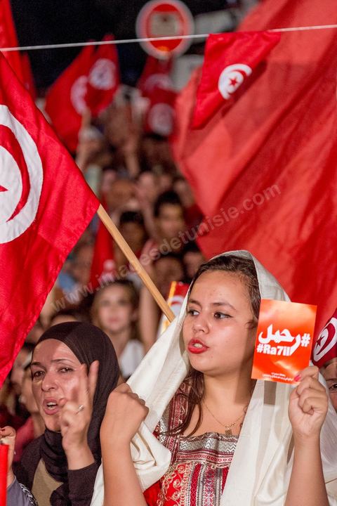 13 août 2013 : à l'appel de l'opposition en sit in au Bardo depuis deux semaines, grande mobilisation pour la fête de la femme au Bardo. Plus de 25000 manifestants venus soutenir l'opposition pour appeler au départ du gouvernement de Ennahdha. A cette occasion le nouveau Front de Salut Nationale annonce une campagne "dégage" à partir de demain contre tous les nommés par Ennahda. Et le 24 août "c'est mobilisation générale pour le début de la semaine du départ".
