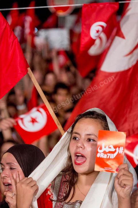 13 août 2013 : à l'appel de l'opposition en sit in au Bardo depuis deux semaines, grande mobilisation pour la fête de la femme au Bardo. Plus de 25000 manifestants venus soutenir l'opposition pour appeler au départ du gouvernement de Ennahdha. A cette occasion le nouveau Front de Salut Nationale annonce une campagne "dégage" à partir de demain contre tous les nommés par Ennahda. Et le 24 août "c'est mobilisation générale pour le début de la semaine du départ".