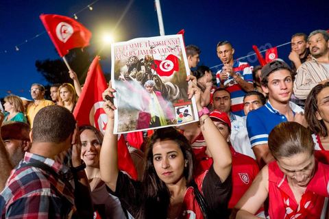 13 août 2013 : à l'appel de l'opposition en sit in au Bardo depuis deux semaines, grande mobilisation pour la fête de la femme au Bardo. Plus de 25000 manifestants venus soutenir l'opposition pour appeler au départ du gouvernement de Ennahdha. A cette occasion le nouveau Front de Salut Nationale annonce une campagne "dégage" à partir de demain contre tous les nommés par Ennahda. Et le 24 août "c'est mobilisation générale pour le début de la semaine du départ".