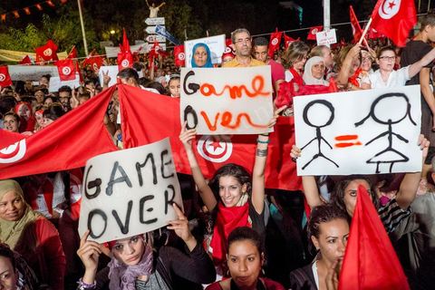 13 août 2013 : à l'appel de l'opposition en sit in au Bardo depuis deux semaines, grande mobilisation pour la fête de la femme au Bardo. Plus de 25000 manifestants venus soutenir l'opposition pour appeler au départ du gouvernement de Ennahdha. A cette occasion le nouveau Front de Salut Nationale annonce une campagne "dégage" à partir de demain contre tous les nommés par Ennahda. Et le 24 août "c'est mobilisation générale pour le début de la semaine du départ".