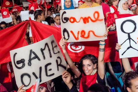 13 août 2013 : à l'appel de l'opposition en sit in au Bardo depuis deux semaines, grande mobilisation pour la fête de la femme au Bardo. Plus de 25000 manifestants venus soutenir l'opposition pour appeler au départ du gouvernement de Ennahdha. A cette occasion le nouveau Front de Salut Nationale annonce une campagne "dégage" à partir de demain contre tous les nommés par Ennahda. Et le 24 août "c'est mobilisation générale pour le début de la semaine du départ".