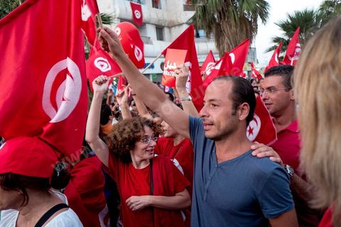 24 août 2013 : autour du sitin des députés au Bardo, l’opposition tunisienne, regroupée dans une coalition hétéroclite allant de l’extrême-gauche au centre-droit, a mobilisé près de 7000 de ses partisans à Tunis pour lancer sa “semaine du départ” qui doit forcer, par des manifestations pacifiques, le gouvernement dirigé par Ennahdha à démissionner après un mois d’une impasse politique déclenchée par l’assassinat d’un opposant. 