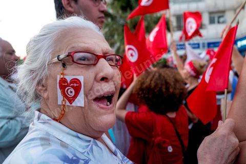 24 août 2013 : autour du sitin des députés au Bardo, l’opposition tunisienne, regroupée dans une coalition hétéroclite allant de l’extrême-gauche au centre-droit, a mobilisé près de 7000 de ses partisans à Tunis pour lancer sa “semaine du départ” qui doit forcer, par des manifestations pacifiques, le gouvernement dirigé par Ennahdha à démissionner après un mois d’une impasse politique déclenchée par l’assassinat d’un opposant. 