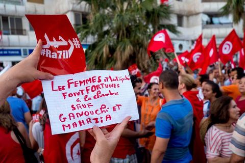 24 août 2013 : autour du sitin des députés au Bardo, l’opposition tunisienne, regroupée dans une coalition hétéroclite allant de l’extrême-gauche au centre-droit, a mobilisé près de 7000 de ses partisans à Tunis pour lancer sa “semaine du départ” qui doit forcer, par des manifestations pacifiques, le gouvernement dirigé par Ennahdha à démissionner après un mois d’une impasse politique déclenchée par l’assassinat d’un opposant. 