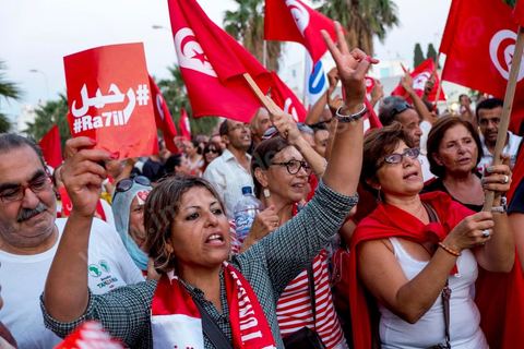 24 août 2013 : autour du sitin des députés au Bardo, l’opposition tunisienne, regroupée dans une coalition hétéroclite allant de l’extrême-gauche au centre-droit, a mobilisé près de 7000 de ses partisans à Tunis pour lancer sa “semaine du départ” qui doit forcer, par des manifestations pacifiques, le gouvernement dirigé par Ennahdha à démissionner après un mois d’une impasse politique déclenchée par l’assassinat d’un opposant. 