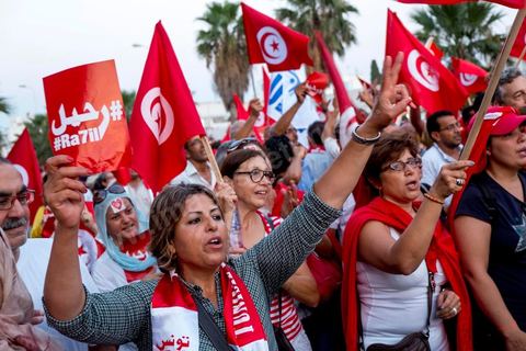 24 août 2013 : autour du sitin des députés au Bardo, l’opposition tunisienne, regroupée dans une coalition hétéroclite allant de l’extrême-gauche au centre-droit, a mobilisé près de 7000 de ses partisans à Tunis pour lancer sa “semaine du départ” qui doit forcer, par des manifestations pacifiques, le gouvernement dirigé par Ennahdha à démissionner après un mois d’une impasse politique déclenchée par l’assassinat d’un opposant. 