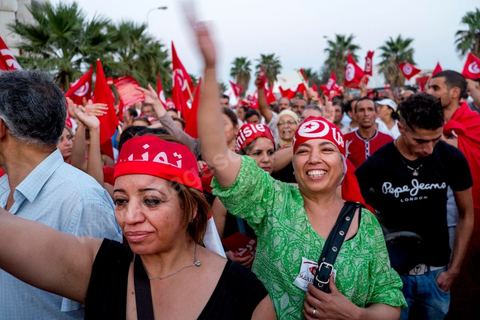 24 août 2013 : autour du sitin des députés au Bardo, l’opposition tunisienne, regroupée dans une coalition hétéroclite allant de l’extrême-gauche au centre-droit, a mobilisé près de 7000 de ses partisans à Tunis pour lancer sa “semaine du départ” qui doit forcer, par des manifestations pacifiques, le gouvernement dirigé par Ennahdha à démissionner après un mois d’une impasse politique déclenchée par l’assassinat d’un opposant. 