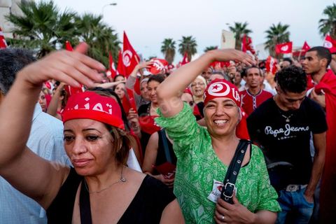 24 août 2013 : autour du sitin des députés au Bardo, l’opposition tunisienne, regroupée dans une coalition hétéroclite allant de l’extrême-gauche au centre-droit, a mobilisé près de 7000 de ses partisans à Tunis pour lancer sa “semaine du départ” qui doit forcer, par des manifestations pacifiques, le gouvernement dirigé par Ennahdha à démissionner après un mois d’une impasse politique déclenchée par l’assassinat d’un opposant. 