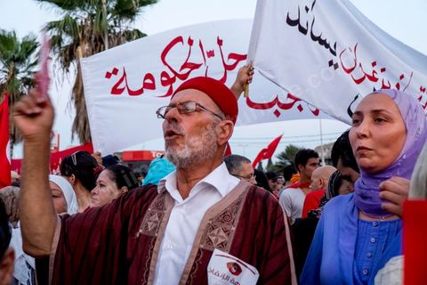 24 août 2013 : autour du sitin des députés au Bardo, l’opposition tunisienne, regroupée dans une coalition hétéroclite allant de l’extrême-gauche au centre-droit, a mobilisé près de 7000 de ses partisans à Tunis pour lancer sa “semaine du départ” qui doit forcer, par des manifestations pacifiques, le gouvernement dirigé par Ennahdha à démissionner après un mois d’une impasse politique déclenchée par l’assassinat d’un opposant. 
