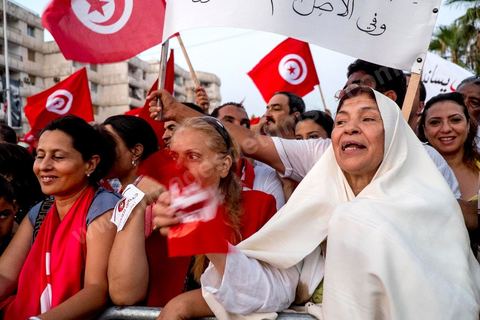 24 août 2013 : autour du sitin des députés au Bardo, l’opposition tunisienne, regroupée dans une coalition hétéroclite allant de l’extrême-gauche au centre-droit, a mobilisé près de 7000 de ses partisans à Tunis pour lancer sa “semaine du départ” qui doit forcer, par des manifestations pacifiques, le gouvernement dirigé par Ennahdha à démissionner après un mois d’une impasse politique déclenchée par l’assassinat d’un opposant. 