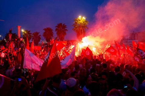 24 août 2013 : autour du sitin des députés au Bardo, l’opposition tunisienne, regroupée dans une coalition hétéroclite allant de l’extrême-gauche au centre-droit, a mobilisé près de 7000 de ses partisans à Tunis pour lancer sa “semaine du départ” qui doit forcer, par des manifestations pacifiques, le gouvernement dirigé par Ennahdha à démissionner après un mois d’une impasse politique déclenchée par l’assassinat d’un opposant. 