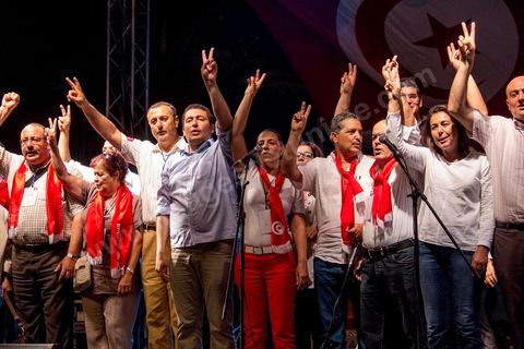 24 août 2013 : les députés sitineurs chantent l'hymne national tunisien, autour du sitin des députés au Bardo, l’opposition tunisienne, regroupée dans une coalition hétéroclite allant de l’extrême-gauche au centre-droit, a mobilisé près de 7000 de ses partisans à Tunis pour lancer sa “semaine du départ” qui doit forcer, par des manifestations pacifiques, le gouvernement dirigé par Ennahdha à démissionner après un mois d’une impasse politique déclenchée par l’assassinat d’un opposant. 