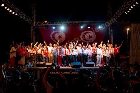 24 août 2013 : les députés sitineurs chantent l'hymne national tunisien, autour du sitin des députés au Bardo, l’opposition tunisienne, regroupée dans une coalition hétéroclite allant de l’extrême-gauche au centre-droit, a mobilisé près de 7000 de ses partisans à Tunis pour lancer sa “semaine du départ” qui doit forcer, par des manifestations pacifiques, le gouvernement dirigé par Ennahdha à démissionner après un mois d’une impasse politique déclenchée par l’assassinat d’un opposant. 