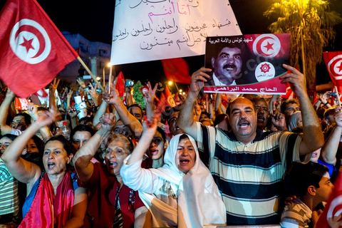 24 août 2013 : autour du sitin des députés au Bardo, l’opposition tunisienne, regroupée dans une coalition hétéroclite allant de l’extrême-gauche au centre-droit, a mobilisé près de 7000 de ses partisans à Tunis pour lancer sa “semaine du départ” qui doit forcer, par des manifestations pacifiques, le gouvernement dirigé par Ennahdha à démissionner après un mois d’une impasse politique déclenchée par l’assassinat d’un opposant. 