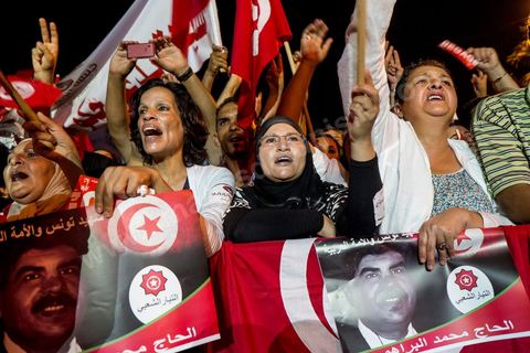 24 août 2013 : autour du sitin des députés au Bardo, l’opposition tunisienne, regroupée dans une coalition hétéroclite allant de l’extrême-gauche au centre-droit, a mobilisé près de 7000 de ses partisans à Tunis pour lancer sa “semaine du départ” qui doit forcer, par des manifestations pacifiques, le gouvernement dirigé par Ennahdha à démissionner après un mois d’une impasse politique déclenchée par l’assassinat d’un opposant. 
