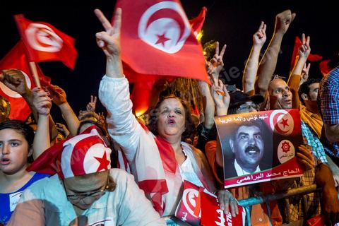 24 août 2013 : autour du sitin des députés au Bardo, l’opposition tunisienne, regroupée dans une coalition hétéroclite allant de l’extrême-gauche au centre-droit, a mobilisé près de 7000 de ses partisans à Tunis pour lancer sa “semaine du départ” qui doit forcer, par des manifestations pacifiques, le gouvernement dirigé par Ennahdha à démissionner après un mois d’une impasse politique déclenchée par l’assassinat d’un opposant. 