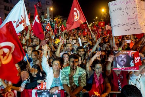 24 août 2013 : autour du sitin des députés au Bardo, l’opposition tunisienne, regroupée dans une coalition hétéroclite allant de l’extrême-gauche au centre-droit, a mobilisé près de 7000 de ses partisans à Tunis pour lancer sa “semaine du départ” qui doit forcer, par des manifestations pacifiques, le gouvernement dirigé par Ennahdha à démissionner après un mois d’une impasse politique déclenchée par l’assassinat d’un opposant. 