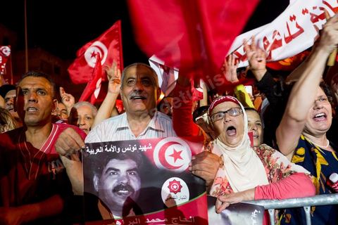 24 août 2013 : autour du sitin des députés au Bardo, l’opposition tunisienne, regroupée dans une coalition hétéroclite allant de l’extrême-gauche au centre-droit, a mobilisé près de 7000 de ses partisans à Tunis pour lancer sa “semaine du départ” qui doit forcer, par des manifestations pacifiques, le gouvernement dirigé par Ennahdha à démissionner après un mois d’une impasse politique déclenchée par l’assassinat d’un opposant. 