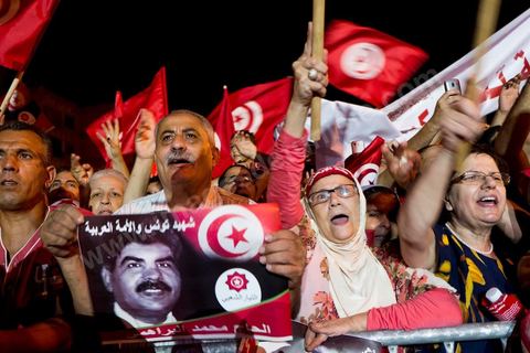 24 août 2013 : autour du sitin des députés au Bardo, l’opposition tunisienne, regroupée dans une coalition hétéroclite allant de l’extrême-gauche au centre-droit, a mobilisé près de 7000 de ses partisans à Tunis pour lancer sa “semaine du départ” qui doit forcer, par des manifestations pacifiques, le gouvernement dirigé par Ennahdha à démissionner après un mois d’une impasse politique déclenchée par l’assassinat d’un opposant. 