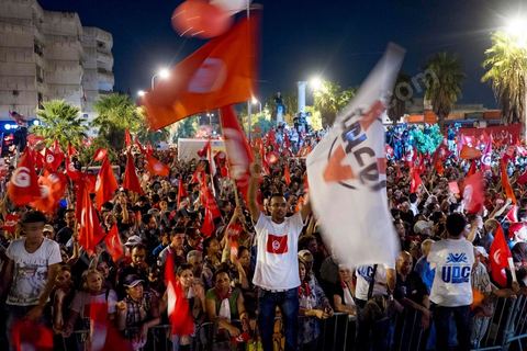 24 août 2013 : autour du sitin des députés au Bardo, l’opposition tunisienne, regroupée dans une coalition hétéroclite allant de l’extrême-gauche au centre-droit, a mobilisé près de 7000 de ses partisans à Tunis pour lancer sa “semaine du départ” qui doit forcer, par des manifestations pacifiques, le gouvernement dirigé par Ennahdha à démissionner après un mois d’une impasse politique déclenchée par l’assassinat d’un opposant. 