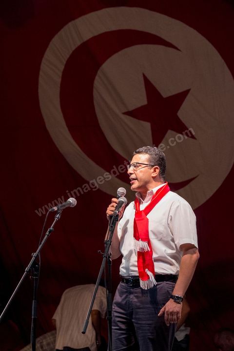 24 août 2013 : “Il faut faire chuter ce gouvernement de la honte”, a déclaré devant la foule le député Mongi Rahoui, en dénonçant “les assassinats politiques, le terrorisme, le harcèlement des militants politiques et l’appauvrissement du peuple” ayant cours sous son autorité. autour du sitin des députés au Bardo, l’opposition tunisienne, regroupée dans une coalition hétéroclite allant de l’extrême-gauche au centre-droit, a mobilisé près de 7000 de ses partisans à Tunis pour lancer sa “semaine du départ” qui doit forcer, par des manifestations pacifiques, le gouvernement dirigé par Ennahdha à démissionner après un mois d’une impasse politique déclenchée par l’assassinat d’un opposant. 