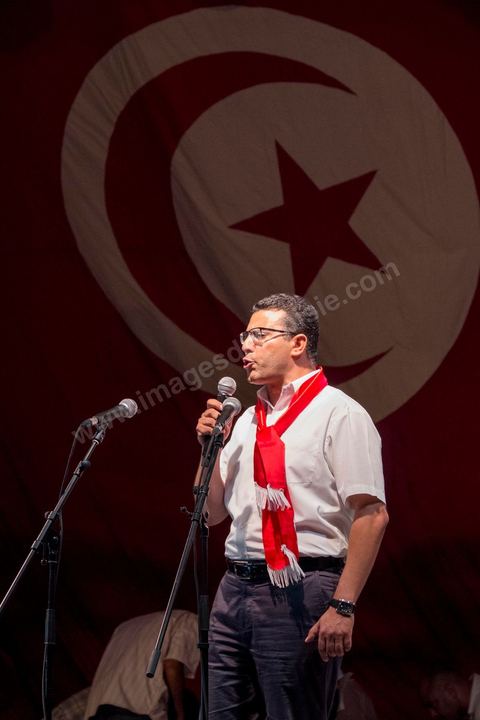 24 août 2013 : “Il faut faire chuter ce gouvernement de la honte”, a déclaré devant la foule le député Mongi Rahoui, en dénonçant “les assassinats politiques, le terrorisme, le harcèlement des militants politiques et l’appauvrissement du peuple” ayant cours sous son autorité. autour du sitin des députés au Bardo, l’opposition tunisienne, regroupée dans une coalition hétéroclite allant de l’extrême-gauche au centre-droit, a mobilisé près de 7000 de ses partisans à Tunis pour lancer sa “semaine du départ” qui doit forcer, par des manifestations pacifiques, le gouvernement dirigé par Ennahdha à démissionner après un mois d’une impasse politique déclenchée par l’assassinat d’un opposant. 