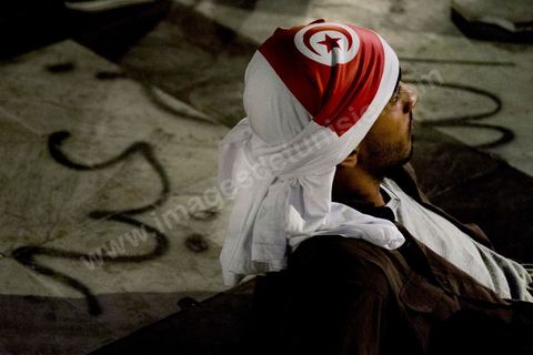 24 août 2013 : autour du sitin des députés au Bardo, l’opposition tunisienne, regroupée dans une coalition hétéroclite allant de l’extrême-gauche au centre-droit, a mobilisé près de 7000 de ses partisans à Tunis pour lancer sa “semaine du départ” qui doit forcer, par des manifestations pacifiques, le gouvernement dirigé par Ennahdha à démissionner après un mois d’une impasse politique déclenchée par l’assassinat d’un opposant. 