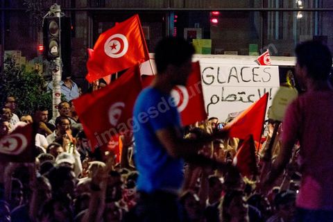 24 août 2013 : autour du sitin des députés au Bardo, l’opposition tunisienne, regroupée dans une coalition hétéroclite allant de l’extrême-gauche au centre-droit, a mobilisé près de 7000 de ses partisans à Tunis pour lancer sa “semaine du départ” qui doit forcer, par des manifestations pacifiques, le gouvernement dirigé par Ennahdha à démissionner après un mois d’une impasse politique déclenchée par l’assassinat d’un opposant. 