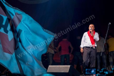 24 août 2013 : “Nous leur disons : nous allons venir à la Kasbah et ils partiront”, a lancé l’élu Samir Bettaïeb.autour du sitin des députés au Bardo, l’opposition tunisienne, regroupée dans une coalition hétéroclite allant de l’extrême-gauche au centre-droit, a mobilisé près de 7000 de ses partisans à Tunis pour lancer sa “semaine du départ” qui doit forcer, par des manifestations pacifiques, le gouvernement dirigé par Ennahdha à démissionner après un mois d’une impasse politique déclenchée par l’assassinat d’un opposant. 