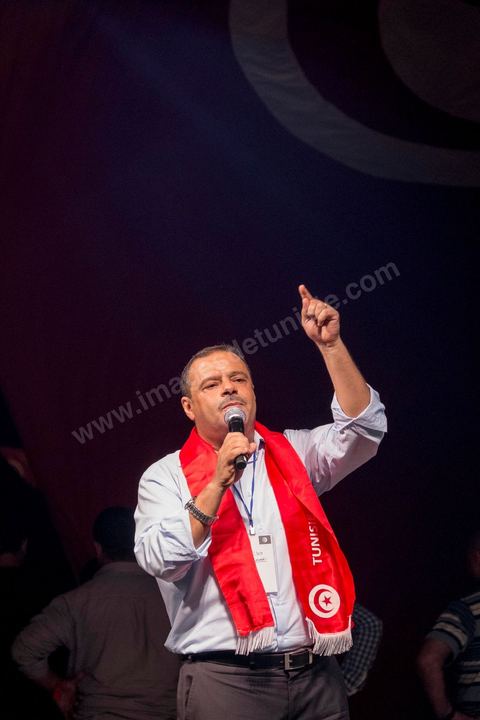 24 août 2013 : “Nous leur disons : nous allons venir à la Kasbah et ils partiront”, a lancé l’élu Samir Bettaïeb.autour du sitin des députés au Bardo, l’opposition tunisienne, regroupée dans une coalition hétéroclite allant de l’extrême-gauche au centre-droit, a mobilisé près de 7000 de ses partisans à Tunis pour lancer sa “semaine du départ” qui doit forcer, par des manifestations pacifiques, le gouvernement dirigé par Ennahdha à démissionner après un mois d’une impasse politique déclenchée par l’assassinat d’un opposant. 