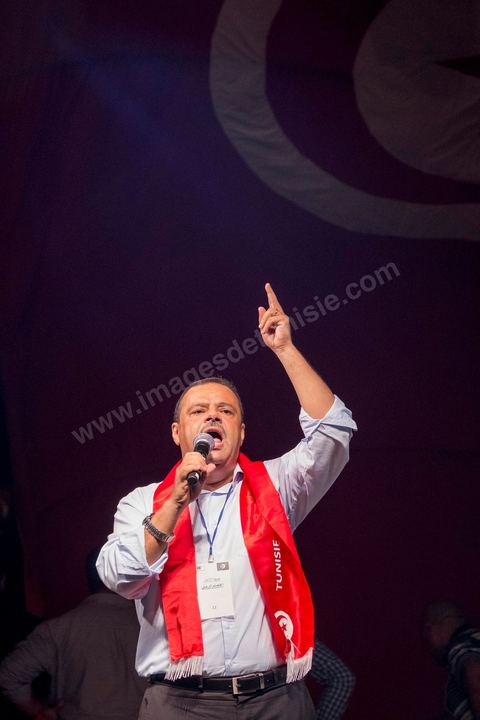 24 août 2013 : “Nous leur disons : nous allons venir à la Kasbah et ils partiront”, a lancé l’élu Samir Bettaïeb.autour du sitin des députés au Bardo, l’opposition tunisienne, regroupée dans une coalition hétéroclite allant de l’extrême-gauche au centre-droit, a mobilisé près de 7000 de ses partisans à Tunis pour lancer sa “semaine du départ” qui doit forcer, par des manifestations pacifiques, le gouvernement dirigé par Ennahdha à démissionner après un mois d’une impasse politique déclenchée par l’assassinat d’un opposant. 
