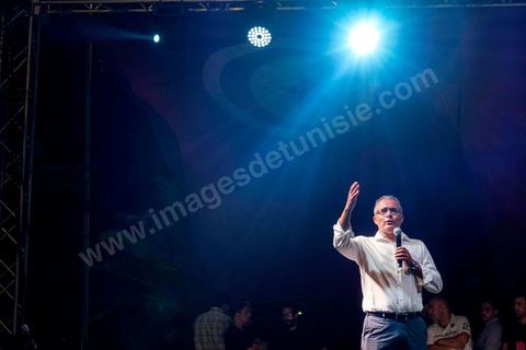 24 août 2013 : Intervention de Mohsen Marzouk leader du parti Nida Tounes, autour du sitin des députés au Bardo, l’opposition tunisienne, regroupée dans une coalition hétéroclite allant de l’extrême-gauche au centre-droit, a mobilisé près de 7000 de ses partisans à Tunis pour lancer sa “semaine du départ” qui doit forcer, par des manifestations pacifiques, le gouvernement dirigé par Ennahdha à démissionner après un mois d’une impasse politique déclenchée par l’assassinat d’un opposant. 