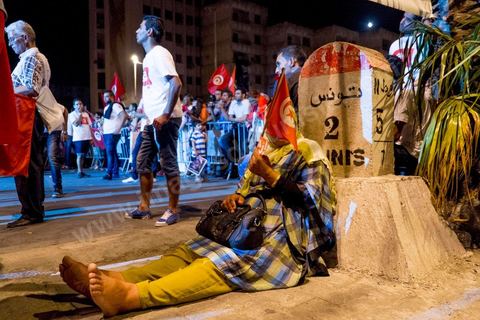 24 août 2013 : autour du sitin des députés au Bardo, l’opposition tunisienne, regroupée dans une coalition hétéroclite allant de l’extrême-gauche au centre-droit, a mobilisé près de 7000 de ses partisans à Tunis pour lancer sa “semaine du départ” qui doit forcer, par des manifestations pacifiques, le gouvernement dirigé par Ennahdha à démissionner après un mois d’une impasse politique déclenchée par l’assassinat d’un opposant. 