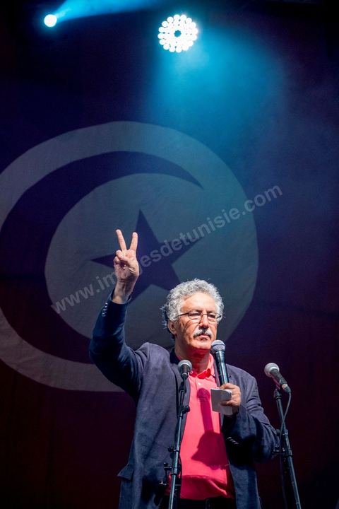 24 août 2013 : Intervention de Hamma Hammami leader du parti de gauche le Front Populaire, autour du sitin des députés au Bardo, l’opposition tunisienne, regroupée dans une coalition hétéroclite allant de l’extrême-gauche au centre-droit, a mobilisé près de 7000 de ses partisans à Tunis pour lancer sa “semaine du départ” qui doit forcer, par des manifestations pacifiques, le gouvernement dirigé par Ennahdha à démissionner après un mois d’une impasse politique déclenchée par l’assassinat d’un opposant. 
