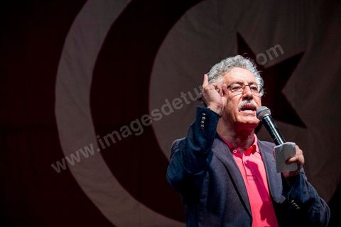 24 août 2013 : Intervention de Hamma Hammami leader du parti de gauche le Front Populaire, autour du sitin des députés au Bardo, l’opposition tunisienne, regroupée dans une coalition hétéroclite allant de l’extrême-gauche au centre-droit, a mobilisé près de 7000 de ses partisans à Tunis pour lancer sa “semaine du départ” qui doit forcer, par des manifestations pacifiques, le gouvernement dirigé par Ennahdha à démissionner après un mois d’une impasse politique déclenchée par l’assassinat d’un opposant. 