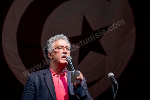 24 août 2013 : Intervention de Hamma Hammami leader du parti de gauche le Front Populaire, autour du sitin des députés au Bardo, l’opposition tunisienne, regroupée dans une coalition hétéroclite allant de l’extrême-gauche au centre-droit, a mobilisé près de 7000 de ses partisans à Tunis pour lancer sa “semaine du départ” qui doit forcer, par des manifestations pacifiques, le gouvernement dirigé par Ennahdha à démissionner après un mois d’une impasse politique déclenchée par l’assassinat d’un opposant. 
