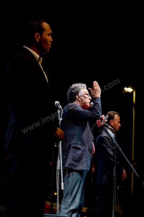 24 août 2013 : Intervention de Hamma Hammami leader du parti de gauche le Front Populaire, autour du sitin des députés au Bardo, l’opposition tunisienne, regroupée dans une coalition hétéroclite allant de l’extrême-gauche au centre-droit, a mobilisé près de 7000 de ses partisans à Tunis pour lancer sa “semaine du départ” qui doit forcer, par des manifestations pacifiques, le gouvernement dirigé par Ennahdha à démissionner après un mois d’une impasse politique déclenchée par l’assassinat d’un opposant. 